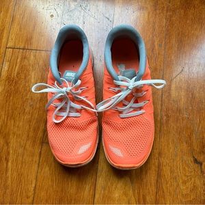 Nike running sneaker! Gently used, kids Youth size 6